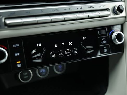 Certified 2025 Genesis G70 2.5T image 38