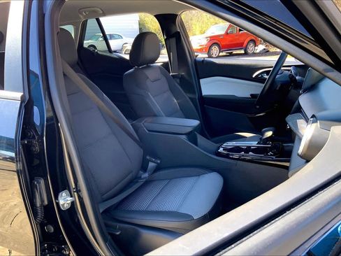 Used 2025 Chevrolet Trax LT w/ LT Convenience Package image 9