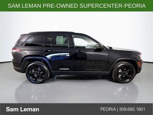 Used 2023 Jeep Grand Cherokee Altitude AWD/4WD image 8