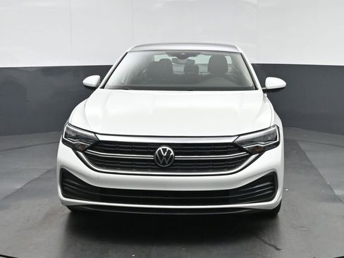 Used 2024 Volkswagen Jetta SE FWD image 2