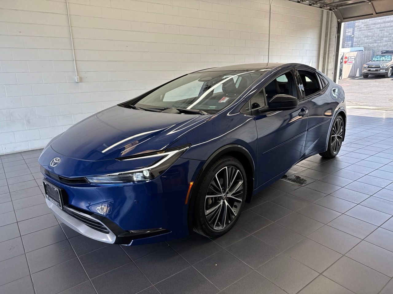 Used 2025 Toyota Prius XLE FWD image 4
