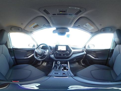 Used 2025 Toyota Highlander LE FWD image 47