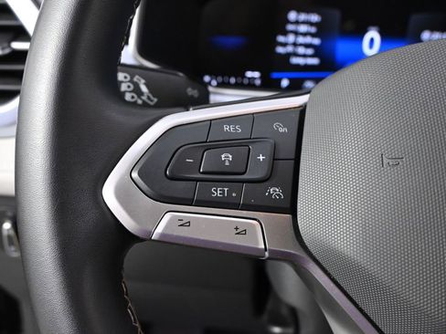 Used 2025 Volkswagen Taos SE AWD/4WD image 33