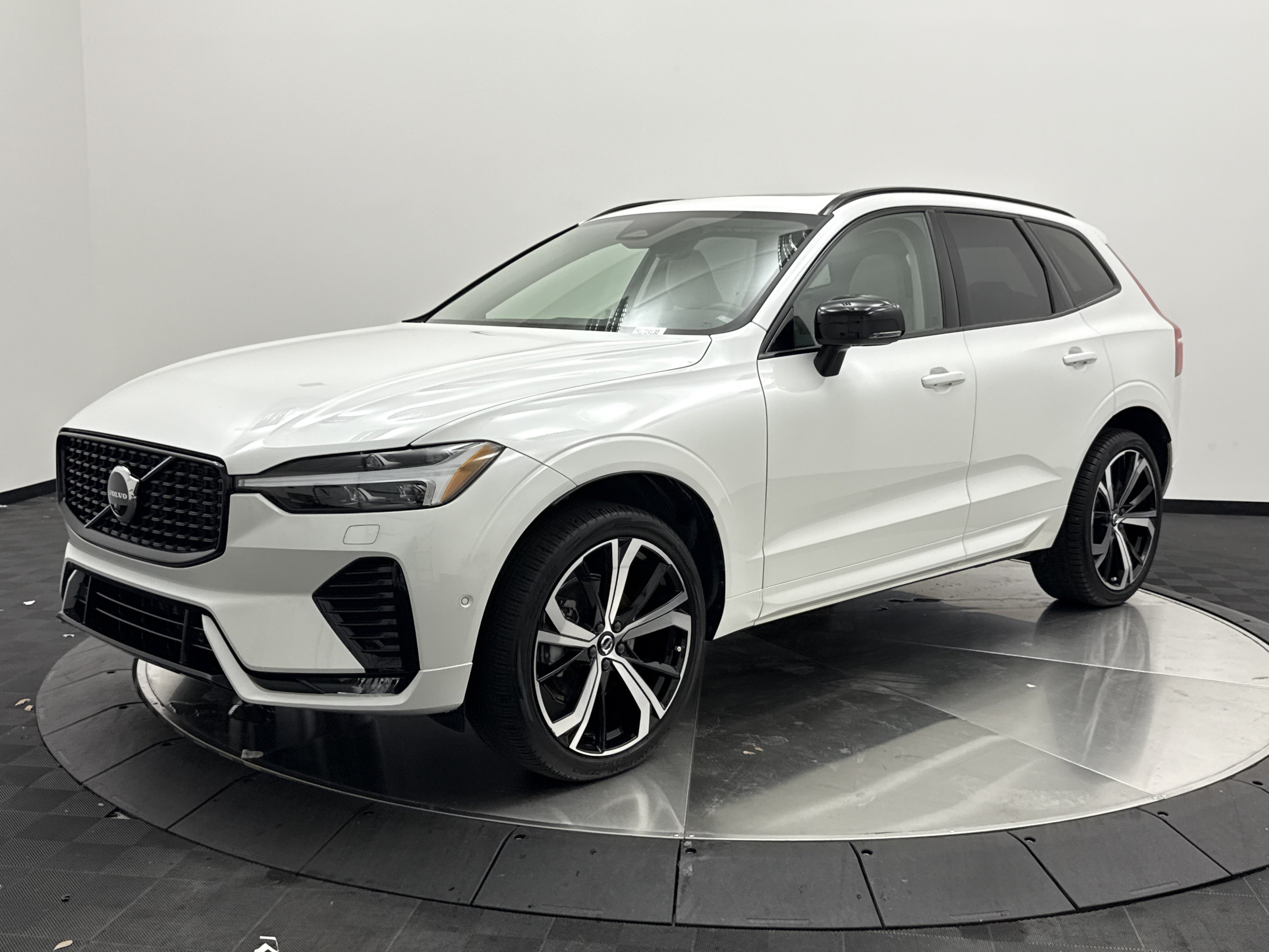 Used 2024 Volvo XC60 B5 Ultimate w/ Protection Package Premier AWD/4WD image 4