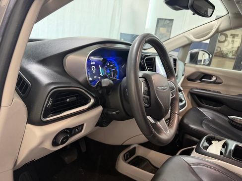 Used 2023 Chrysler Pacifica Touring-L FWD image 14