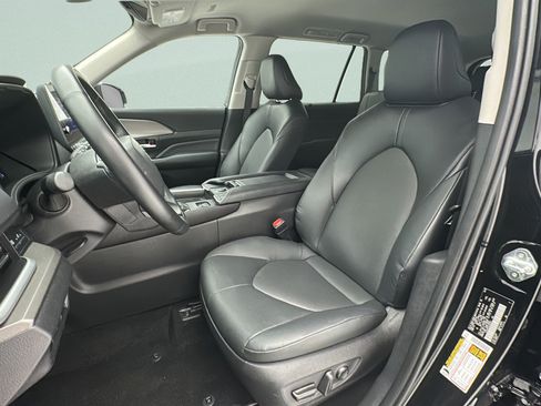 Used 2025 Toyota Grand Highlander AWD image 14