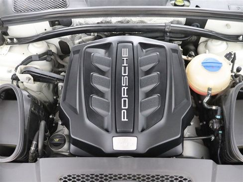 Used 2018 Porsche Macan S image 34