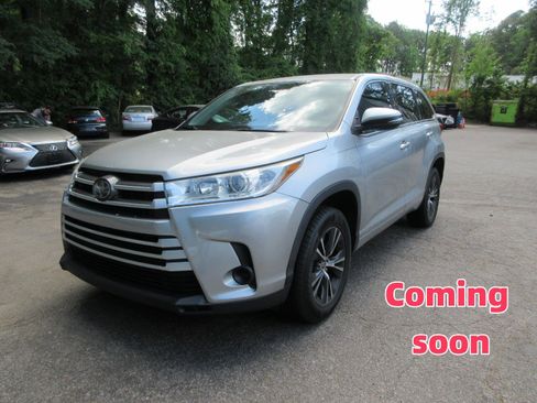 Used 2018 Toyota Highlander LE image 1