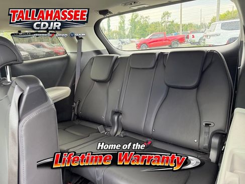 Used 2024 Kia Carnival EX FWD image 29