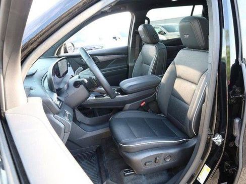 Used 2025 Buick Enclave Sport Touring w/ Power Package FWD image 8