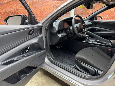 Used 2025 Hyundai Elantra Sport FWD image 9