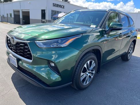Used 2023 Toyota Highlander XLE image 3