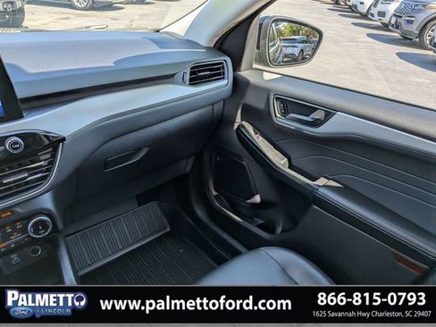 Used 2022 Ford Escape SE w/ SE Sport Appearance Package FWD image 17
