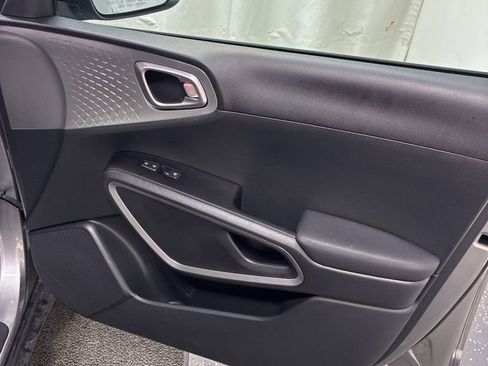 Used 2025 Kia Soul LX w/ LX Technology Package FWD image 28