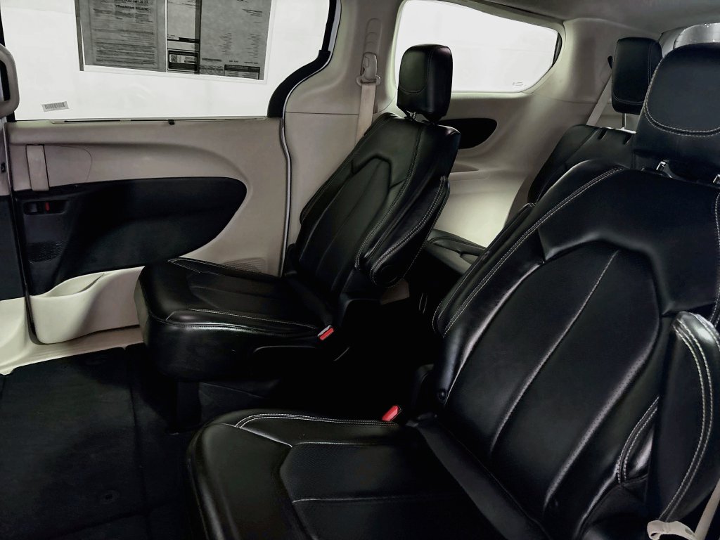 Used 2024 Chrysler Pacifica Touring-L FWD image 25