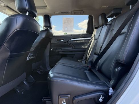 Used 2017 Toyota Highlander SE AWD/4WD image 11