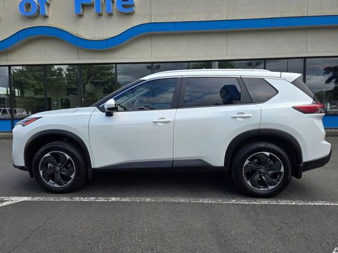 Used 2024 Nissan Rogue SV w/ SV Premium Package FWD image 2