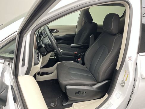 Used 2024 Chrysler Voyager LX FWD image 8