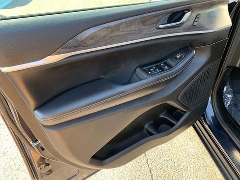 Used 2024 Jeep Grand Cherokee Limited w/ Black Appearance Package image 19