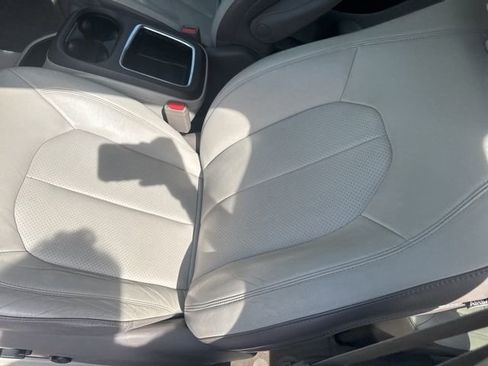 Used 2017 Chrysler Pacifica Touring-L Plus image 13