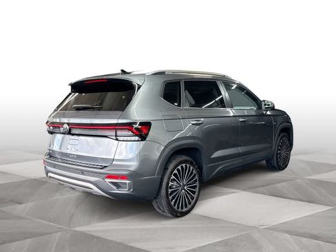 Certified 2025 Volkswagen Taos SE FWD image 8