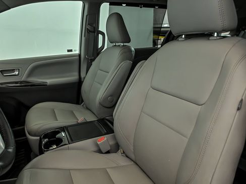 Used 2020 Toyota Sienna XLE FWD image 13