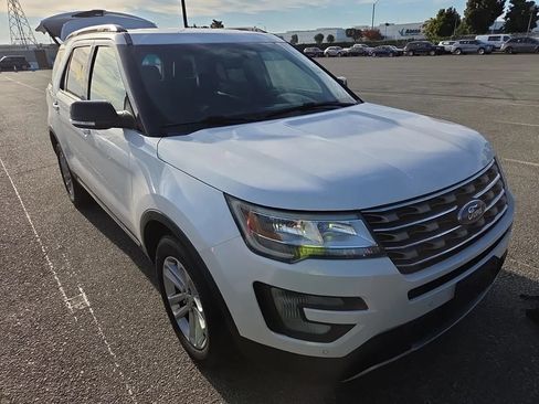 Used 2017 Ford Explorer XLT w/ Equipment Group 202A FWD image 5