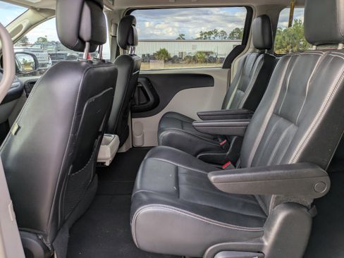 Used 2014 Chrysler Town & Country Touring image 13