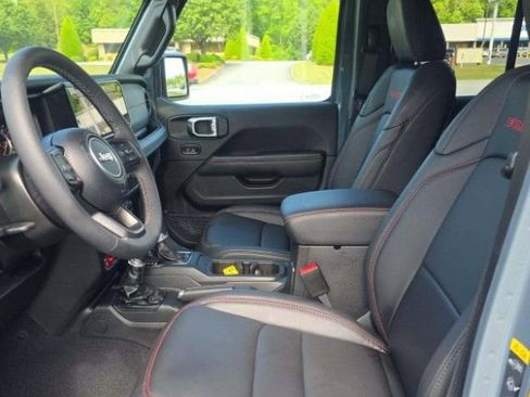 Used 2025 Jeep Gladiator Rubicon w/ Convenience Group AWD/4WD image 5