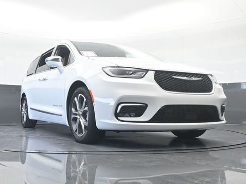 Used 2024 Chrysler Pacifica Pinnacle image 78