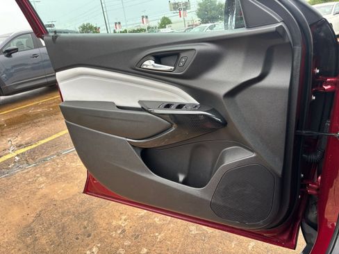 Used 2025 Chevrolet Trax LT w/ LT Convenience Package FWD image 18