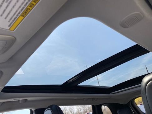 Used 2019 Jeep Cherokee Trailhawk AWD/4WD image 27