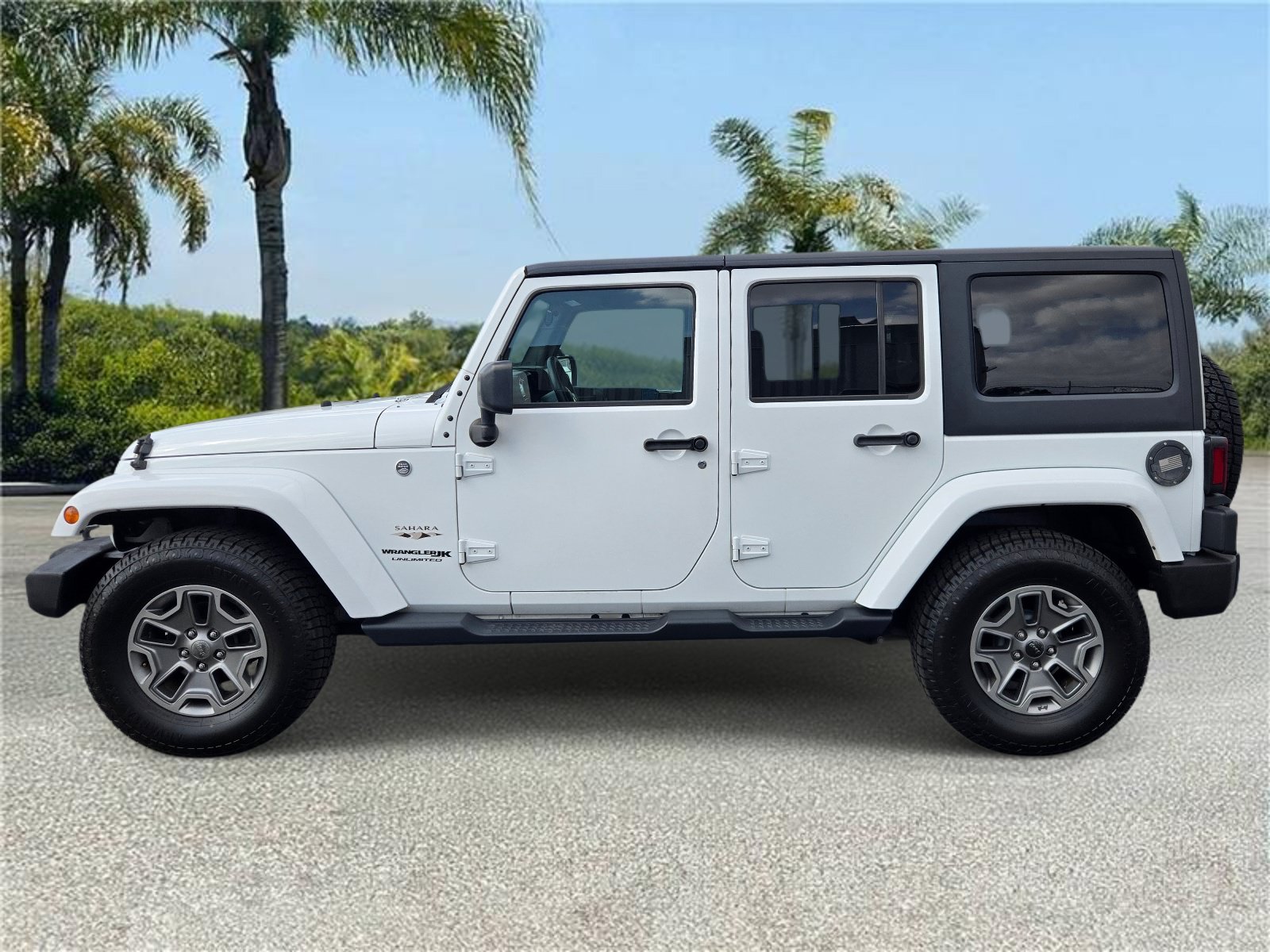 Used 2018 Jeep Wrangler Unlimited Sahara w/ Connectivity Group AWD/4WD image 2
