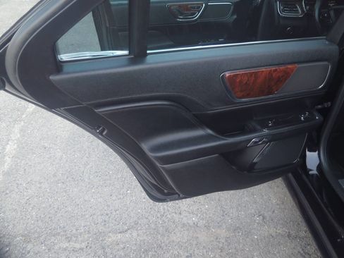 Used 2017 Lincoln Continental Premiere image 17