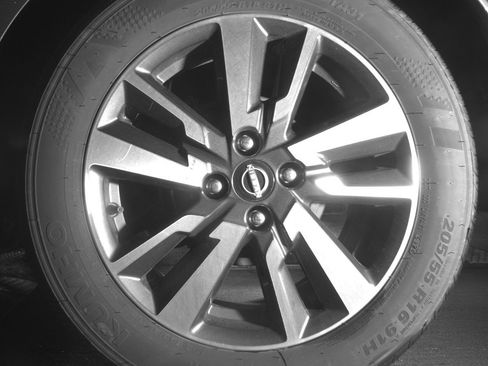 Used 2025 Nissan Versa SV image 14