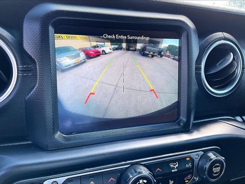Used 2018 Jeep Wrangler Unlimited Sahara AWD/4WD image 14