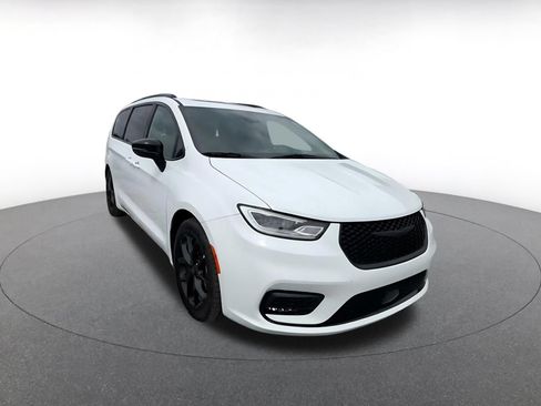 Used 2025 Chrysler Pacifica Limited FWD image 3