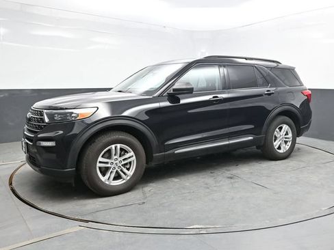 Used 2023 Ford Explorer XLT w/ Equipment Group 202A AWD/4WD image 3