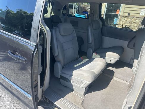 Used 2010 Chrysler Town & Country Touring FWD image 13