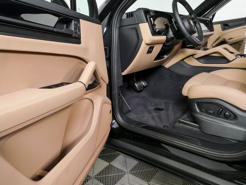 New 2026 Porsche Cayenne GTS AWD/4WD image 8
