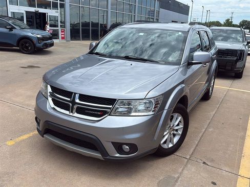 Used 2016 Dodge Journey SXT w/ Comfort/Convenience Group FWD image 2