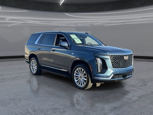 Used 2025 Cadillac Escalade Luxury AWD/4WD image 2
