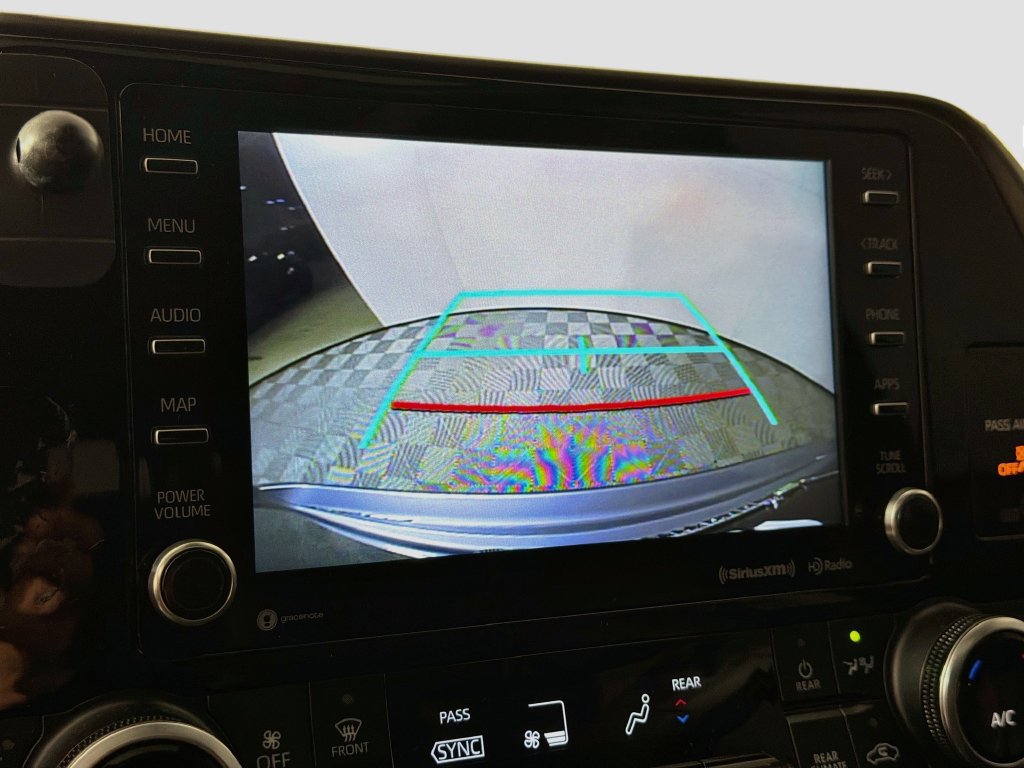 Used 2021 Toyota Highlander XLE AWD/4WD image 14