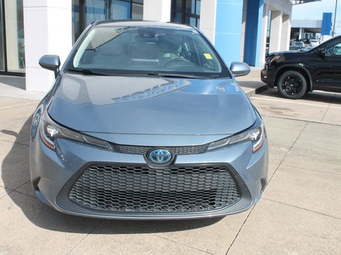 Used 2021 Toyota Corolla LE image 2