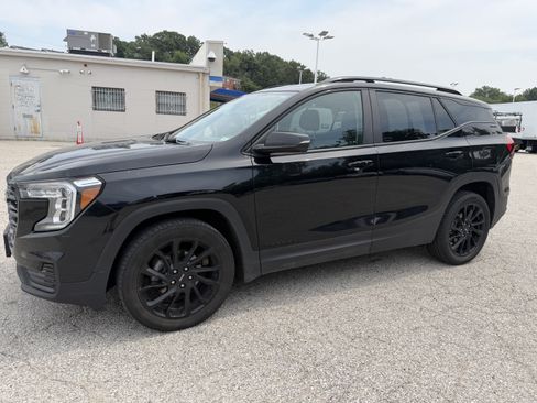 Used 2024 GMC Terrain SLE w/ Elevation Edition FWD image 3