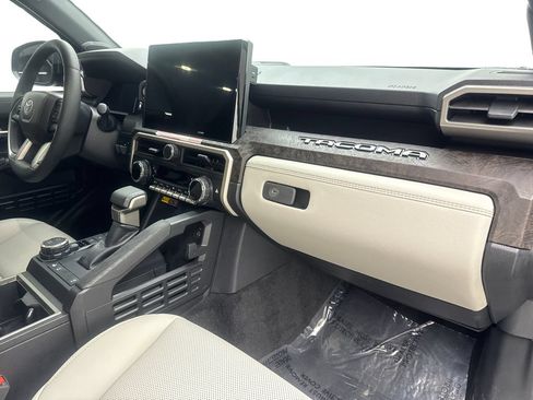 Used 2025 Toyota Tacoma Limited AWD/4WD image 52