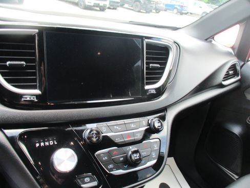 Used 2026 Chrysler Pacifica Select FWD image 16