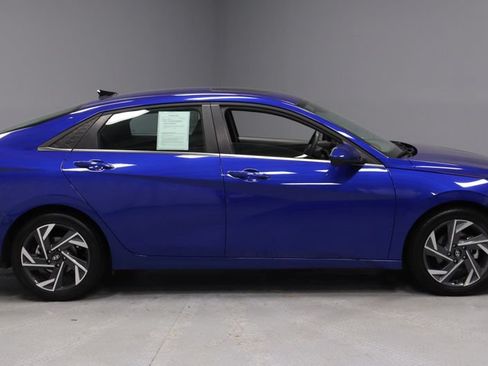 Used 2025 Hyundai Elantra SEL FWD image 13