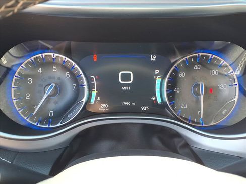 Used 2025 Chrysler Pacifica Limited FWD image 25