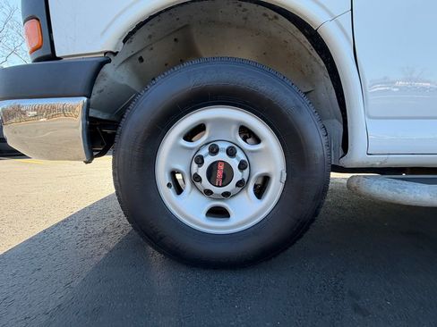 Used 2024 GMC Savana 2500 w/ Driver Convenience Package image 10
